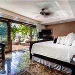 Amazing Hacienda For 14 Guests! Steps To The Beach!
