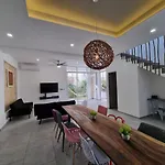 Modern Villa Rutelena +Good Location+Pool+Ac+Sleeps 12