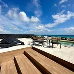 Beautiful Apt Steps From The Beach W/ Rooftop Pool