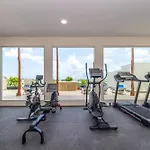 2 Bd Suite With Balcony Gym Rooftop Pool Hot Tub