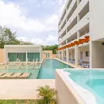 2 Bd Suite With Balcony Gym Rooftop Pool Hot Tub
