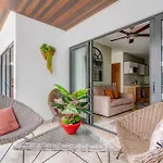 Ipana Condo, Rooftop Pools, Gym, Walk To Beach