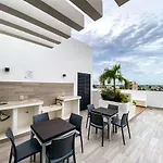 Shiny Studio On 5Th Ave With Pool And Gym Steps To Beach