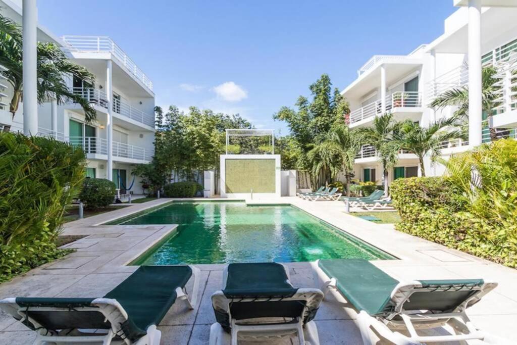 Poolside Tranquil In Appartement