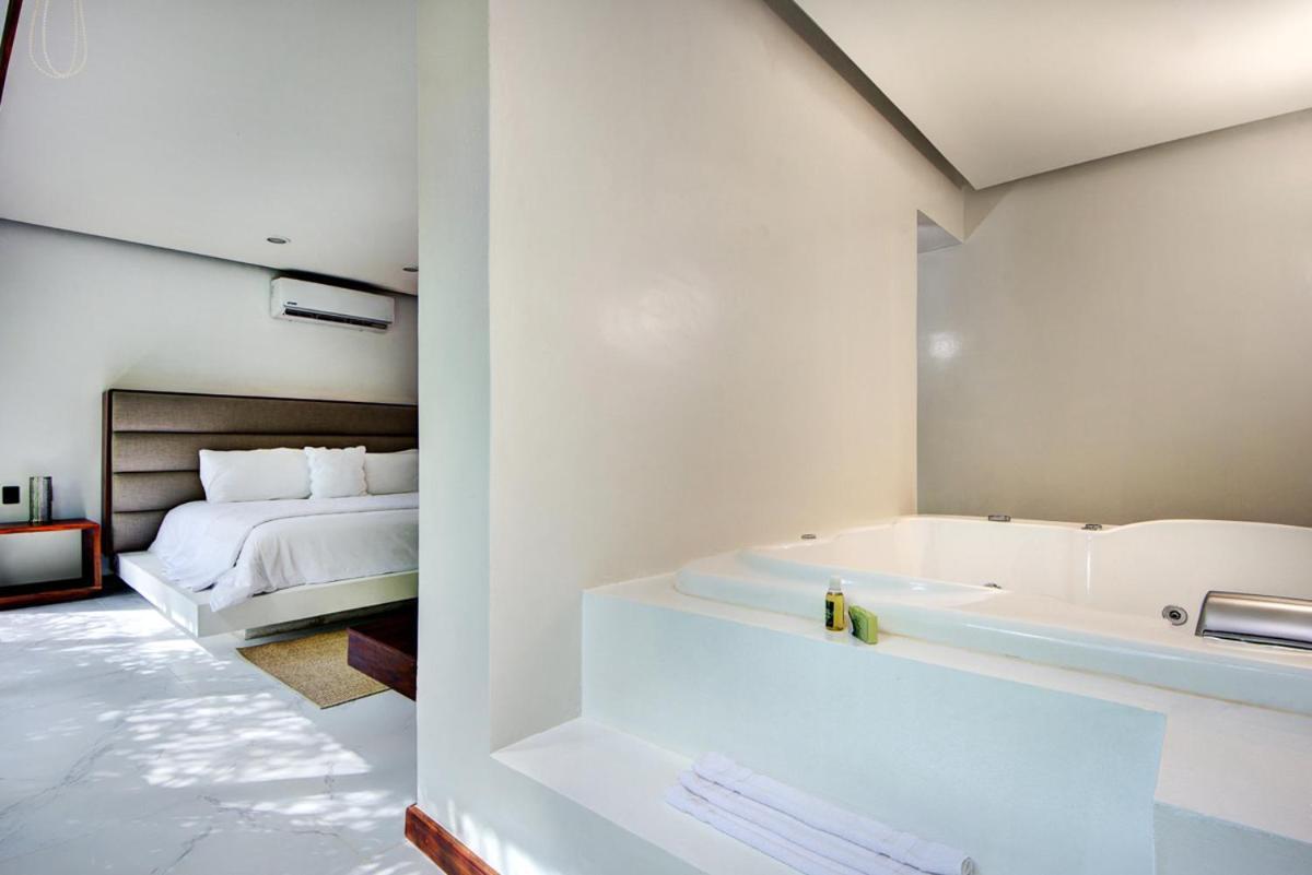 Poblado De Apoyo Diamont Sleeps 22 With Pool And Air Con Playa del Carmen