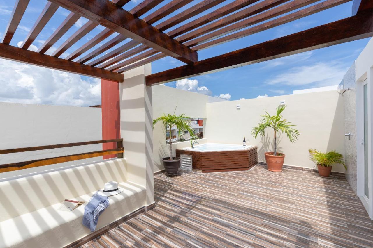 Phenomenal Combo Of 2 Separate Ph 1 In With Private Jacuzzi, Chic Amenities, Gym And 2 Rooftops Playa del Carmen