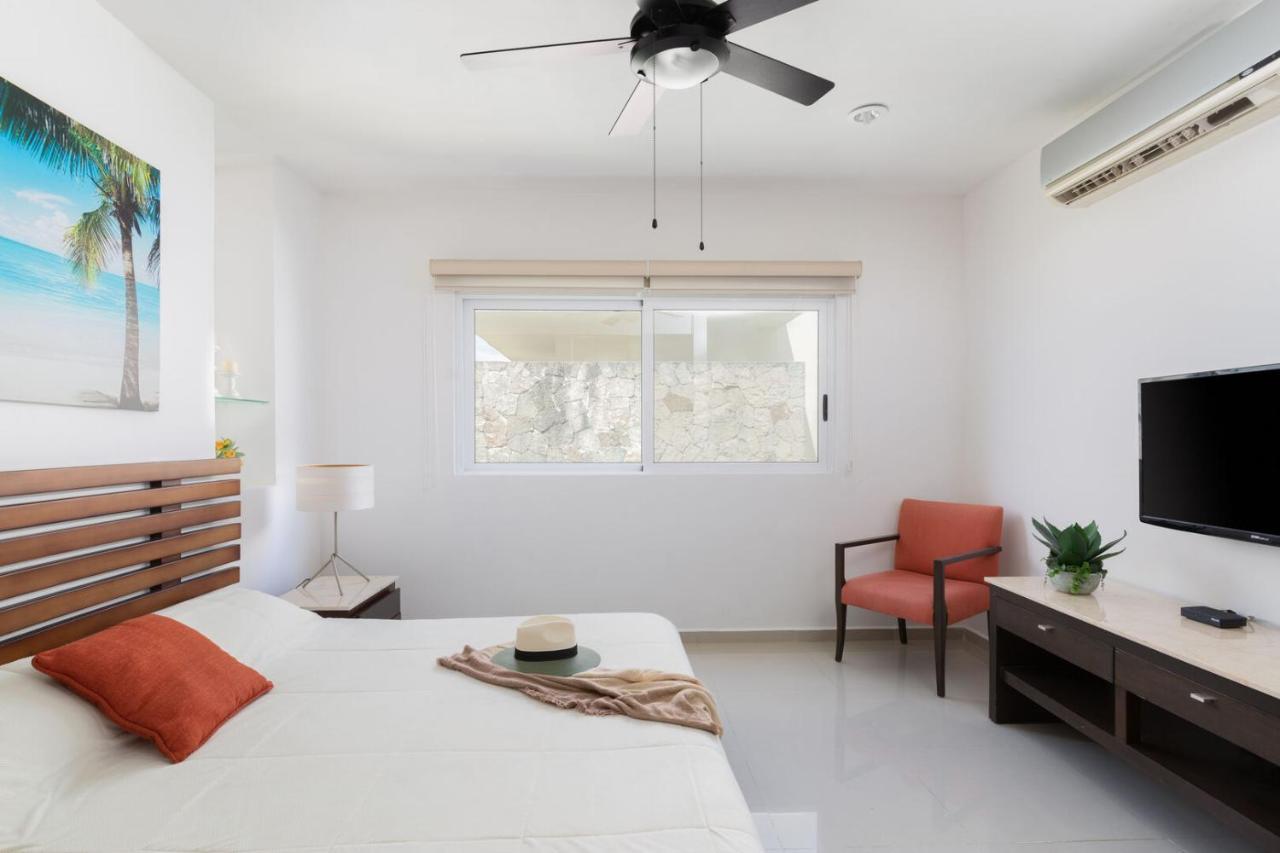 Phenomenal Combo Of 2 Separate Ph 1 In With Private Jacuzzi, Chic Amenities, Gym And 2 Rooftops Playa del Carmen
