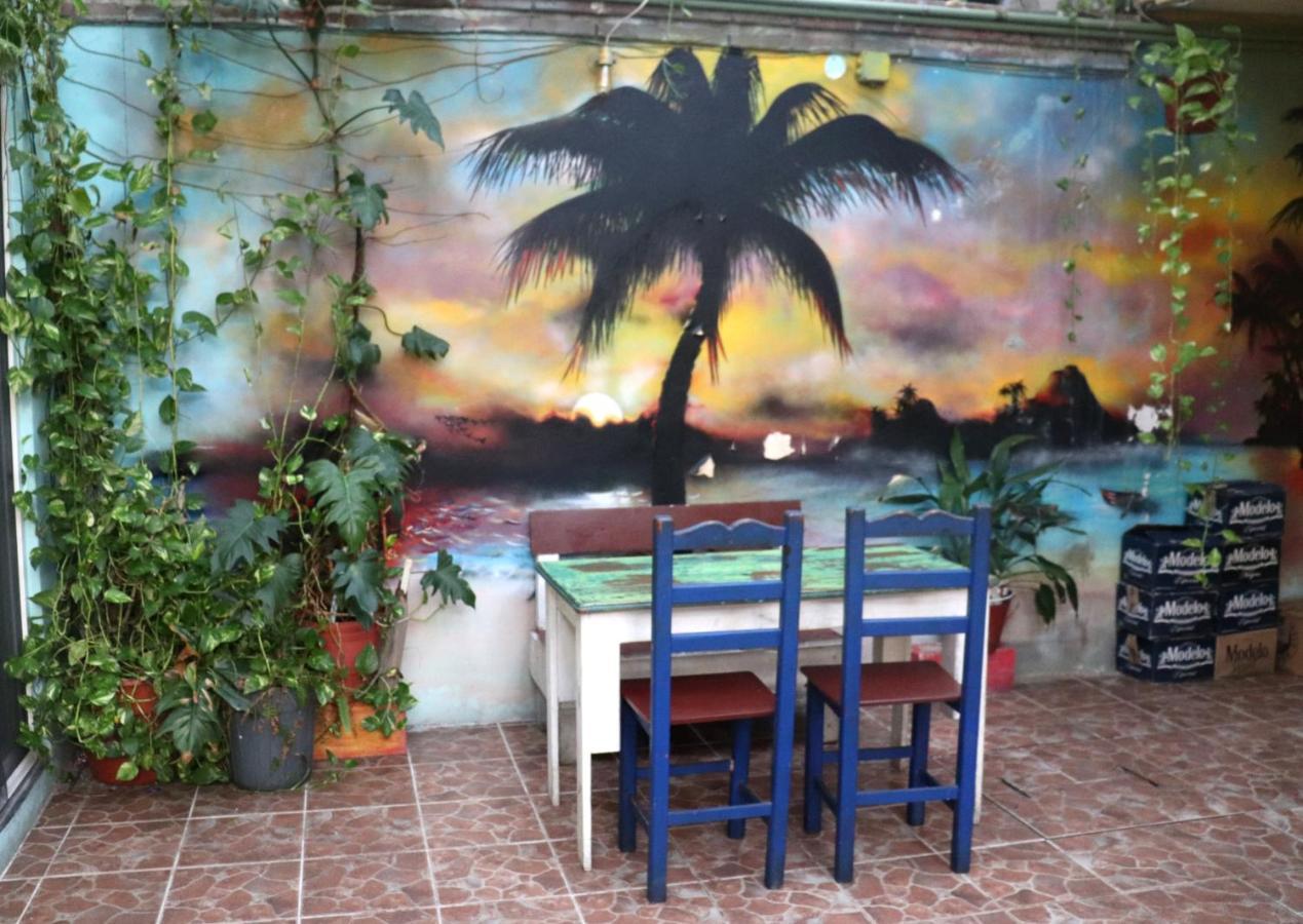 Tres Mundos Hostal *