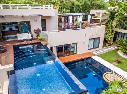 Amazing Hacienda For 14 Guests! Steps To The Beach! Villa Playa del Carmen