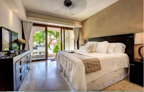Amazing Hacienda For 14 Guests! Steps To The Beach! *