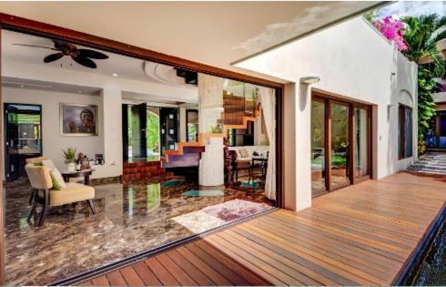 Amazing Hacienda For 14 Guests! Steps To The Beach!