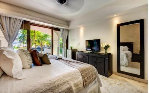 Amazing Hacienda For 14 Guests! Steps To The Beach! *