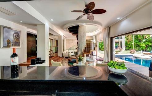 Amazing Hacienda For 14 Guests! Steps To The Beach!