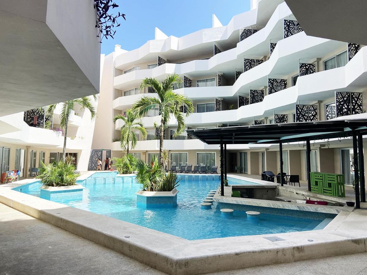 Apartment W/rooftop Pool Only 2 Mins From The