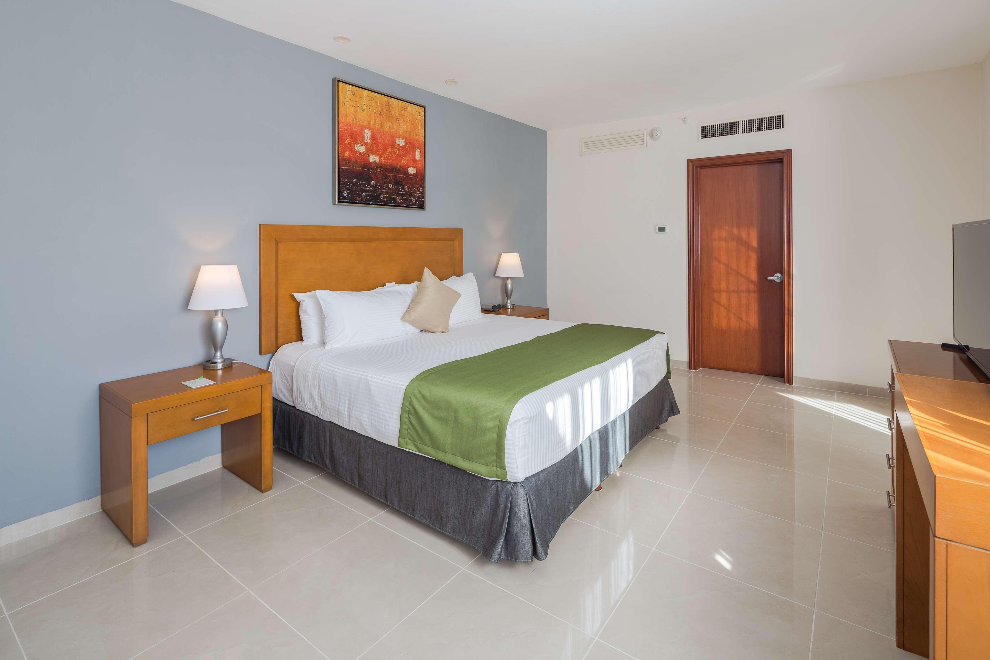 Wyndham Garden Hotel 5*
