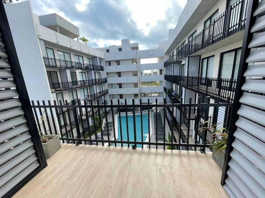 White 302 W Rooftop Pool & Balcony 38st