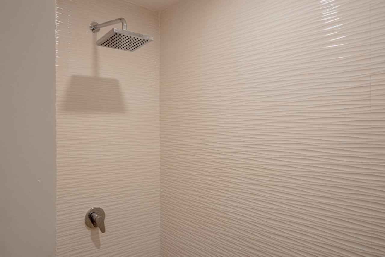 Apartment With Ocean View Pool In Av 10 & 60 Street *