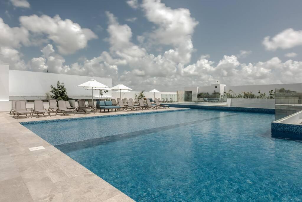 Ipana Condo, Rooftop Pools, Gym, Walk To Apartment