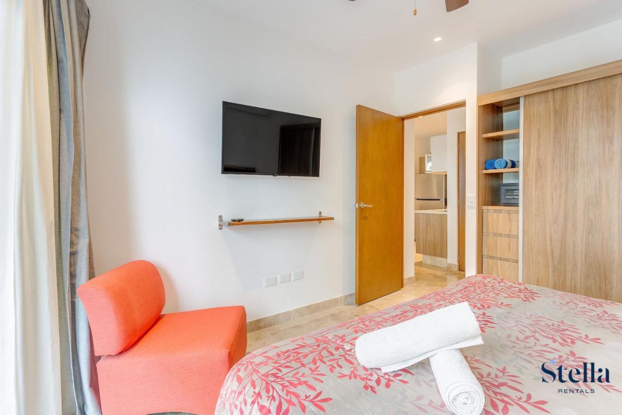 Ipana Condo, Rooftop Pools, Gym, Walk To Apartment *