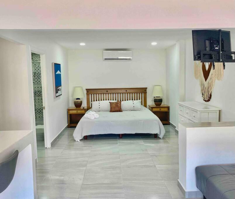 5th Av Close To The Ado Ferry & Mall *