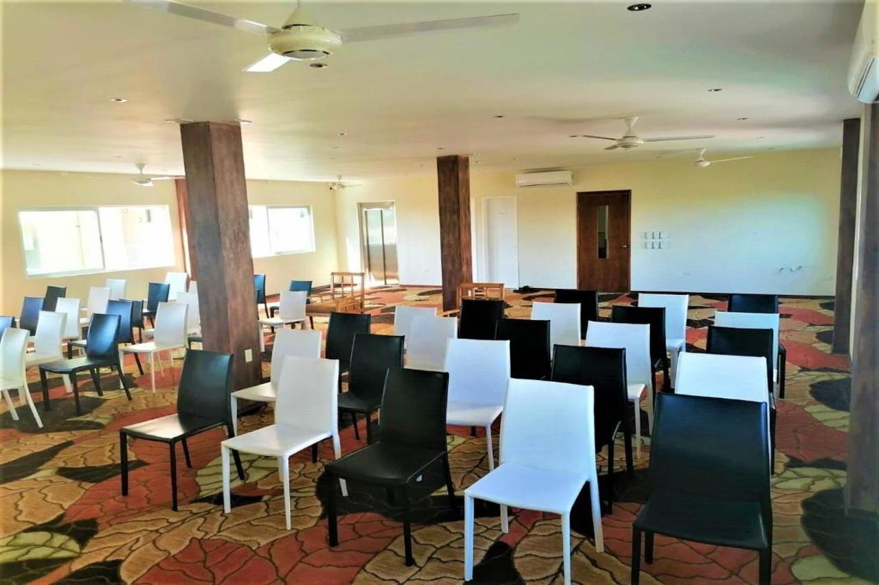 12 Bees Hotel