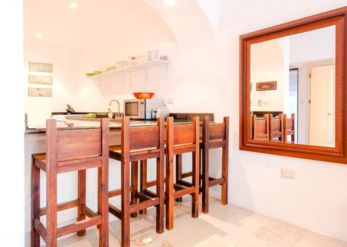 In Heart Of It All-steps To Town, Beach & 5th Ave! Apartment