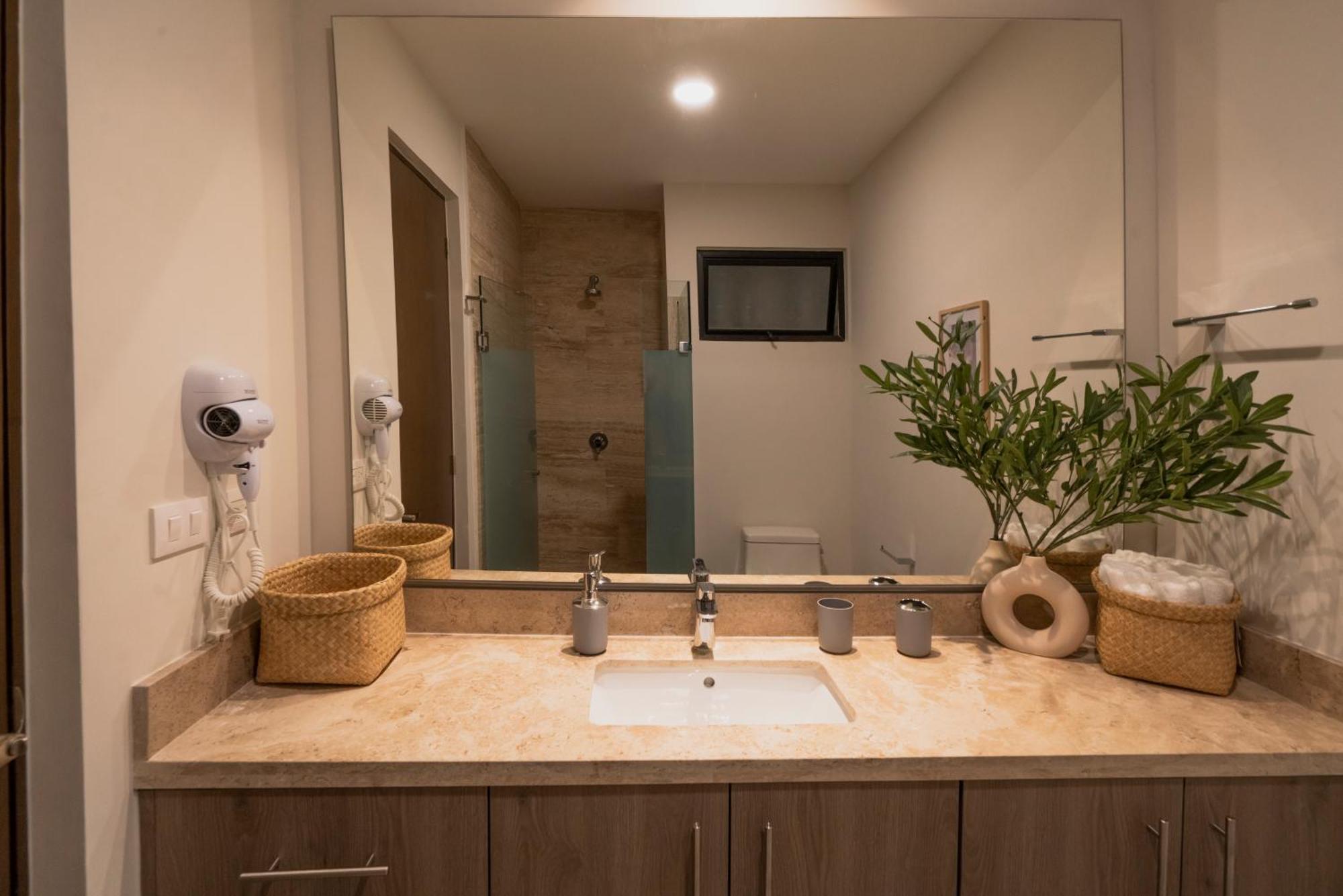 Luxury With Pool And Gym - Modern And - At Syrena Apartment
