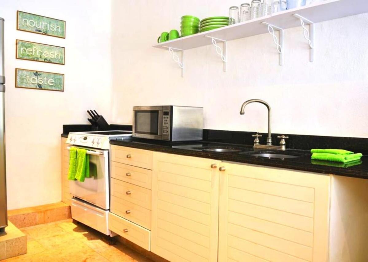Apartment In Heart Of It All-steps To Town, Beach & 5th Ave!