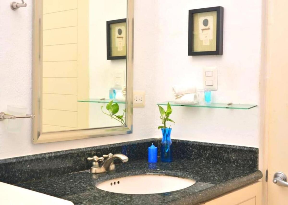 In Heart Of It All-steps To Town, Beach & 5th Ave! Apartment *
