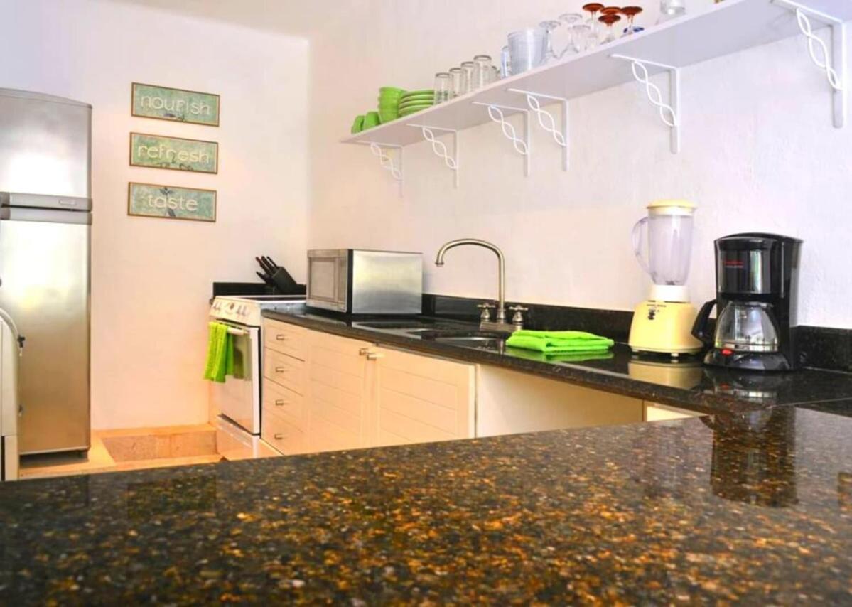 Apartment In Heart Of It All-steps To Town, Beach & 5th Ave! Playa del Carmen