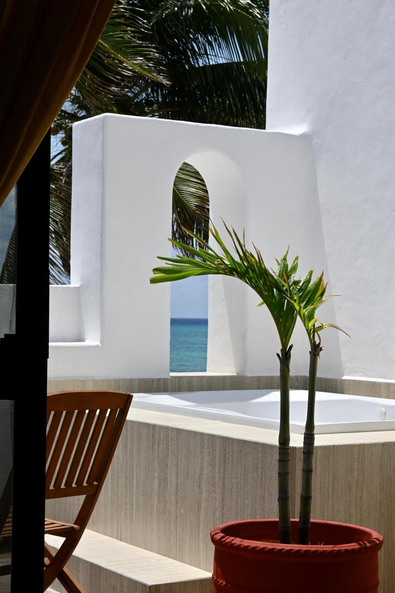 Hotel Pelicano - Beachfront 3*