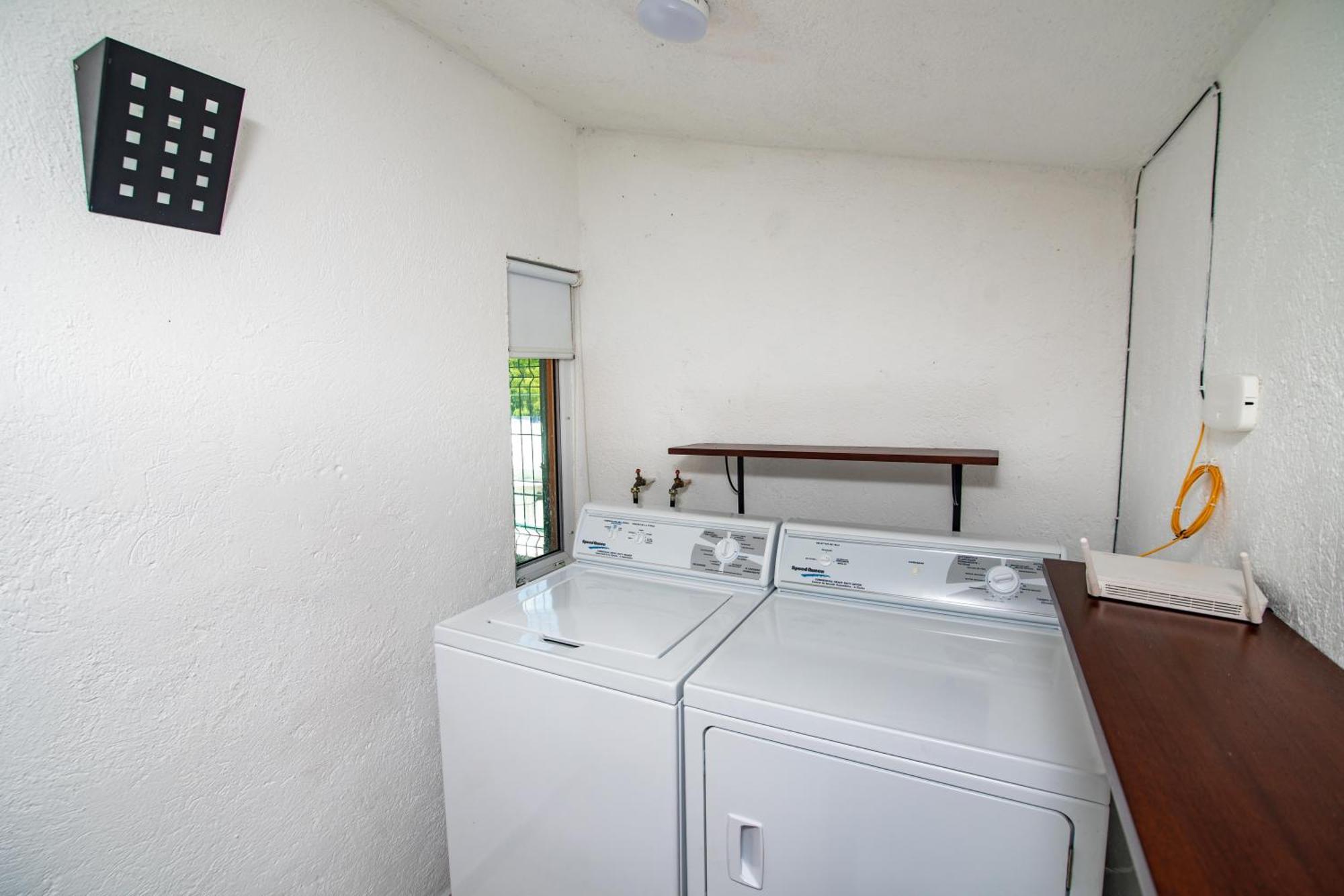 2br Close To The And 1 Block From 5th Av Apartment *