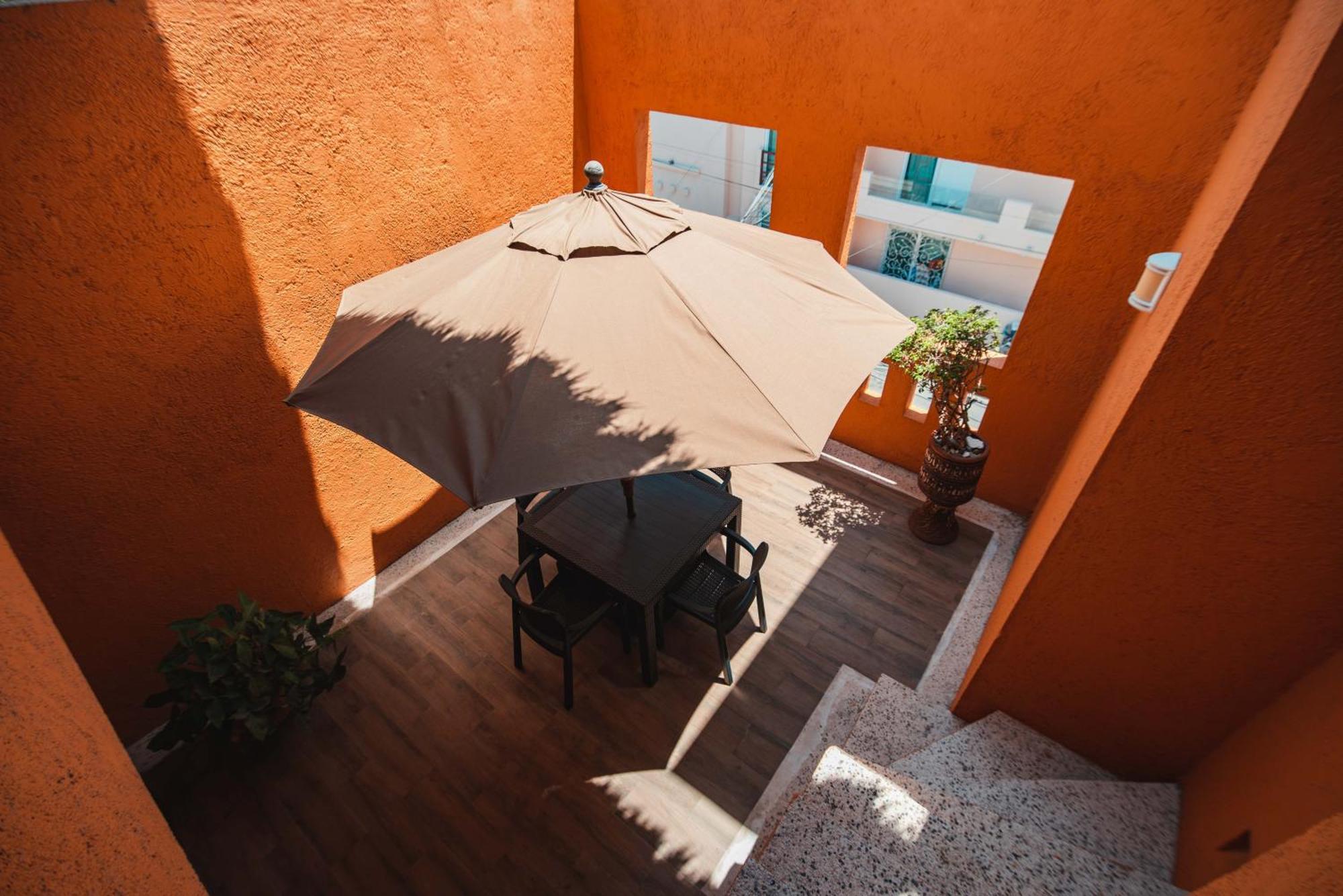 2br Close To The And 1 Block From 5th Av Apartment