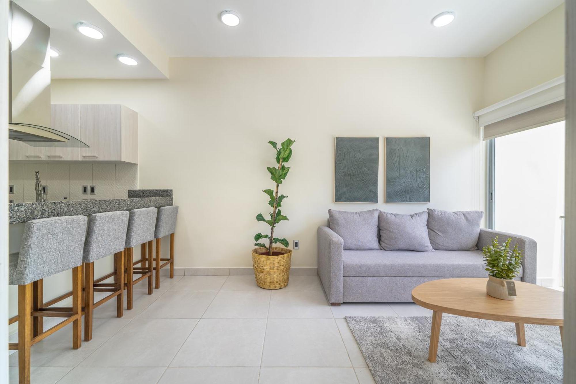 2 Bd With Balcony Gym Rooftop Pool Hot Tub *