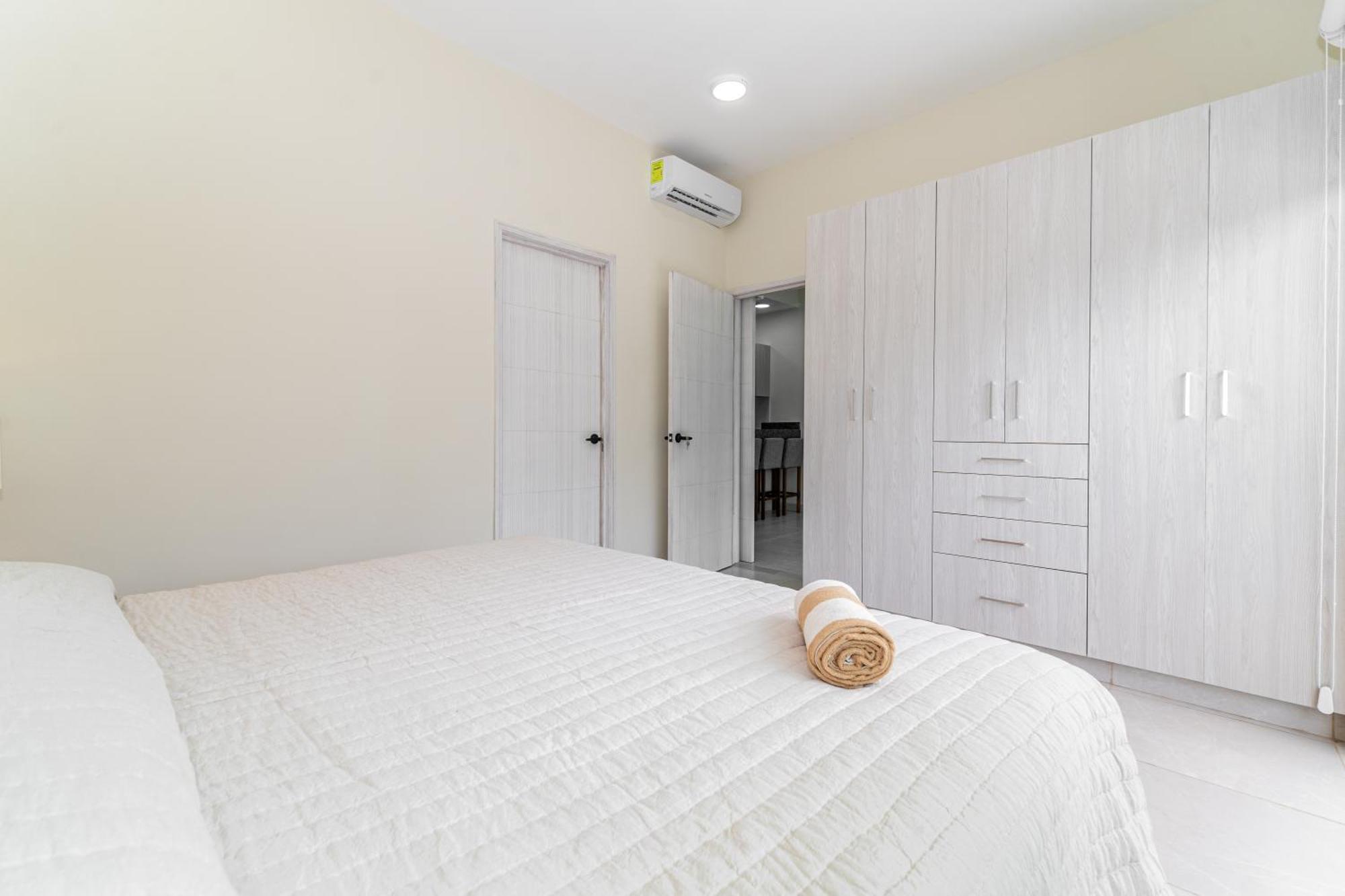 2 Bd With Balcony Gym Rooftop Pool Hot Tub * Playa del Carmen