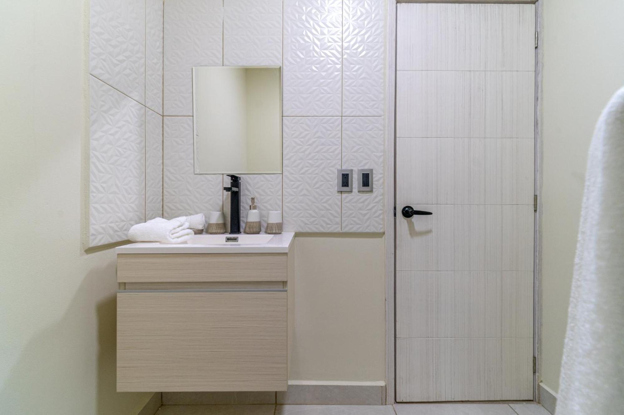 Ferienhaus 2 Bd With Balcony Gym Rooftop Pool Hot Tub Playa del Carmen