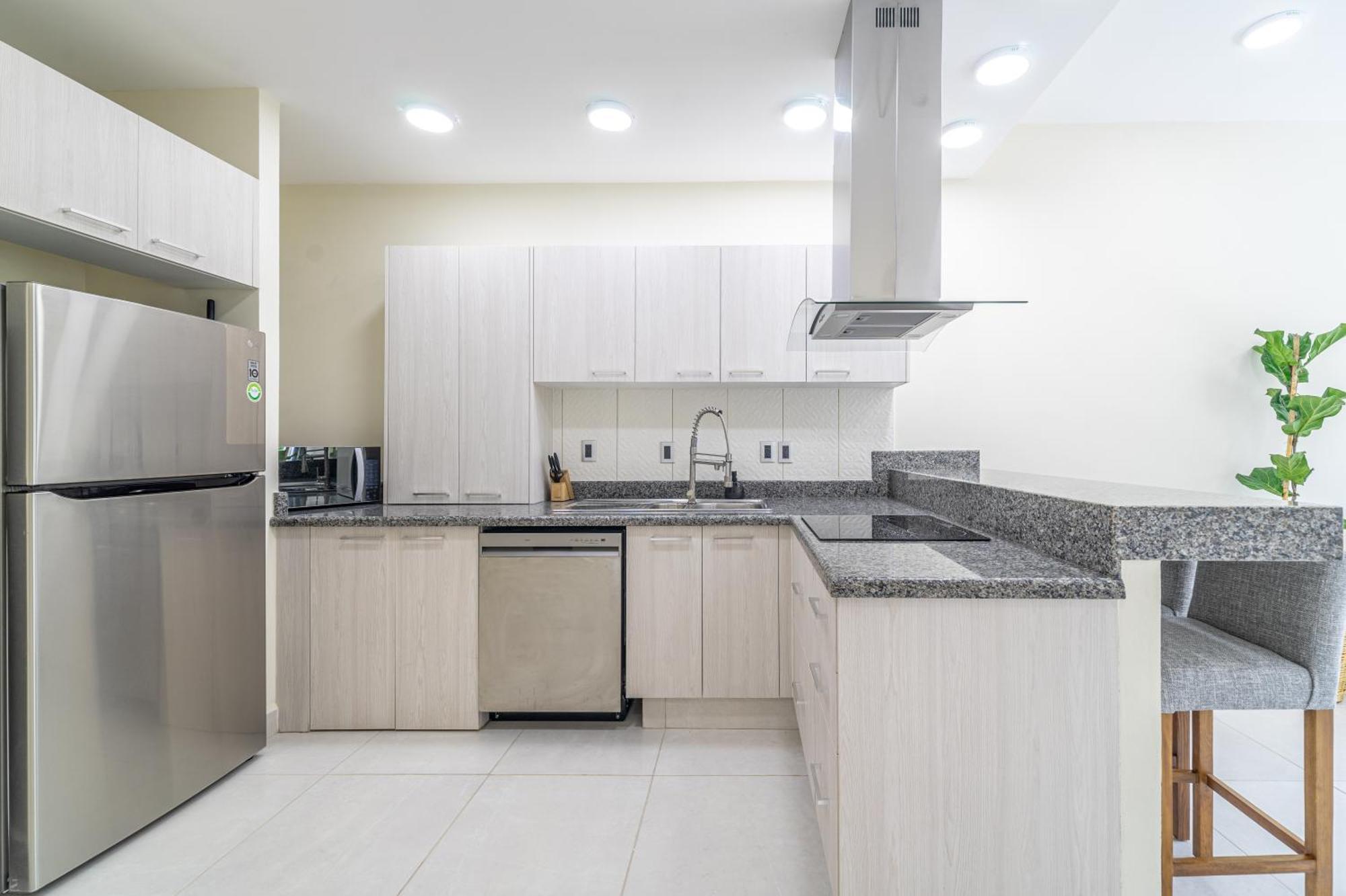 2 Bd With Balcony Gym Rooftop Pool Hot Tub * Playa del Carmen