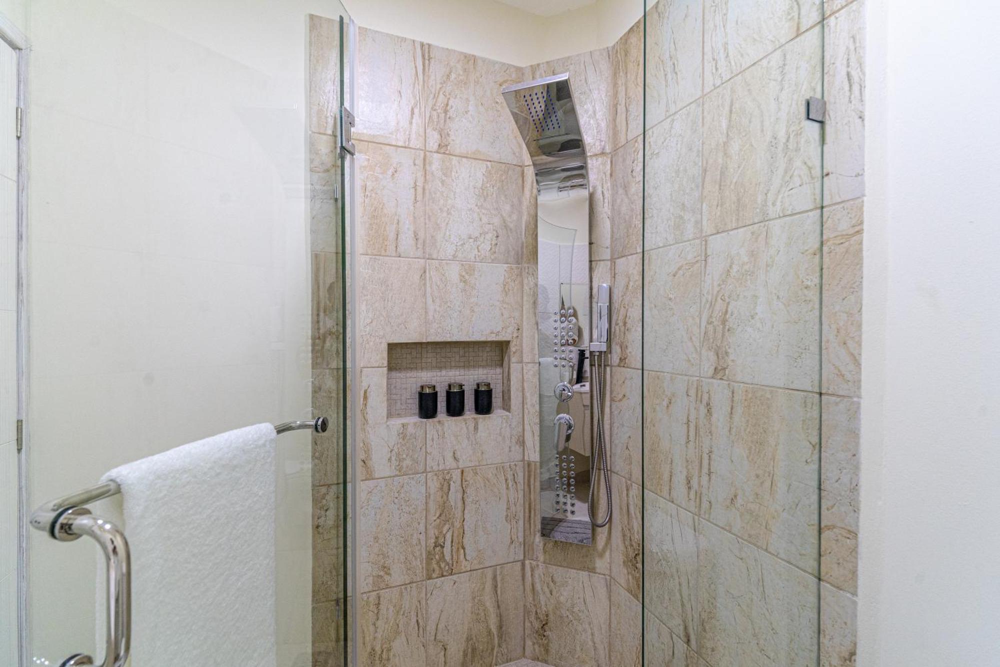 2 Bd With Balcony Gym Rooftop Pool Hot Tub * Playa del Carmen