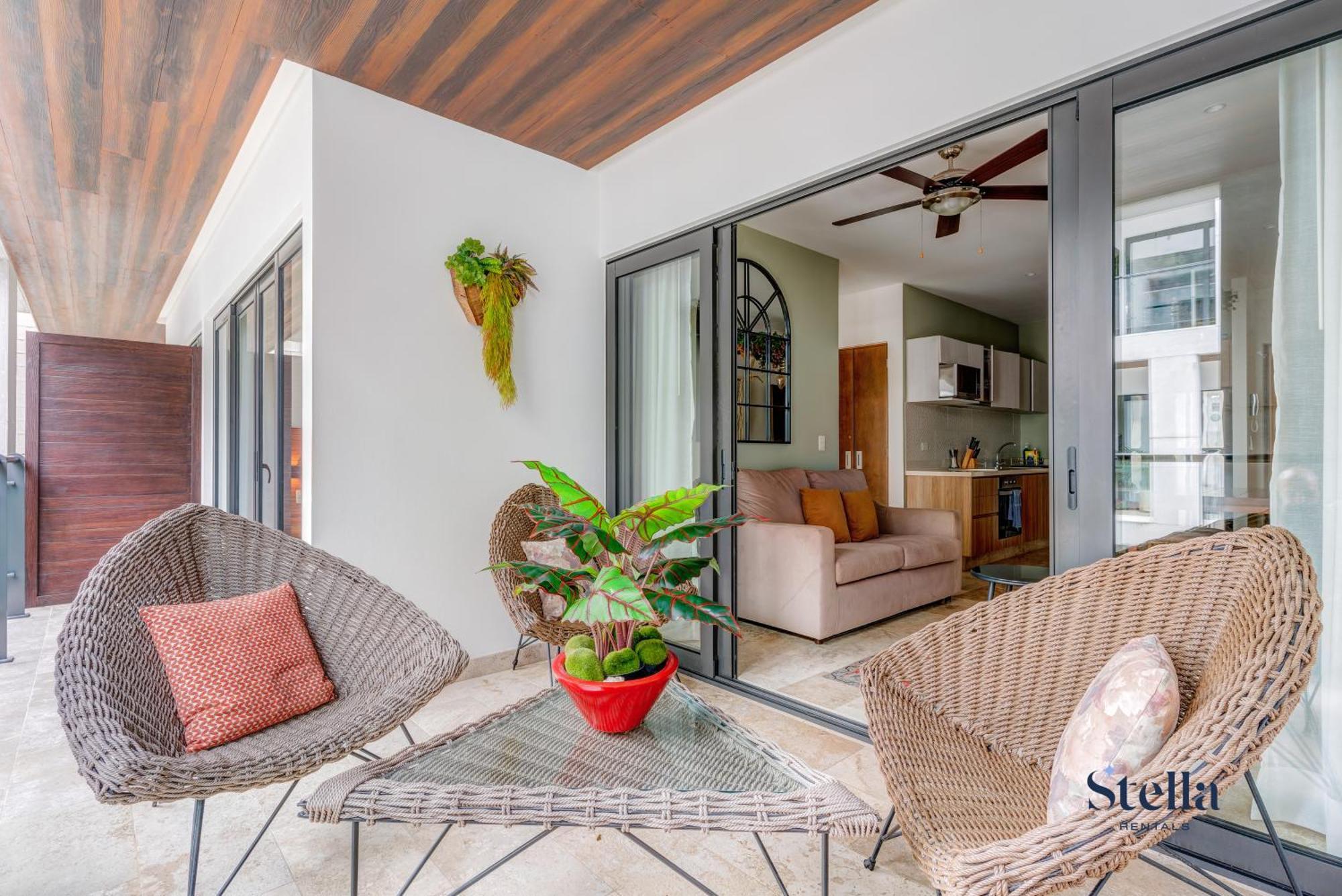 Ipana Condo, Rooftop Pools, Gym, Walk To Apartment *