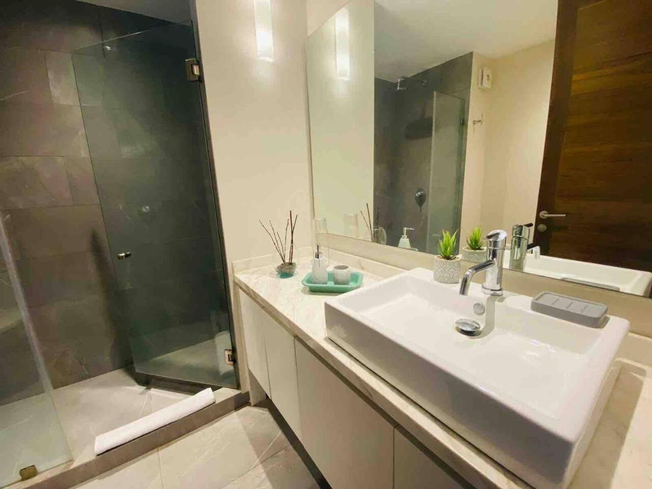 Estupenda Con Cama King 100mb Y Refri * Playa del Carmen