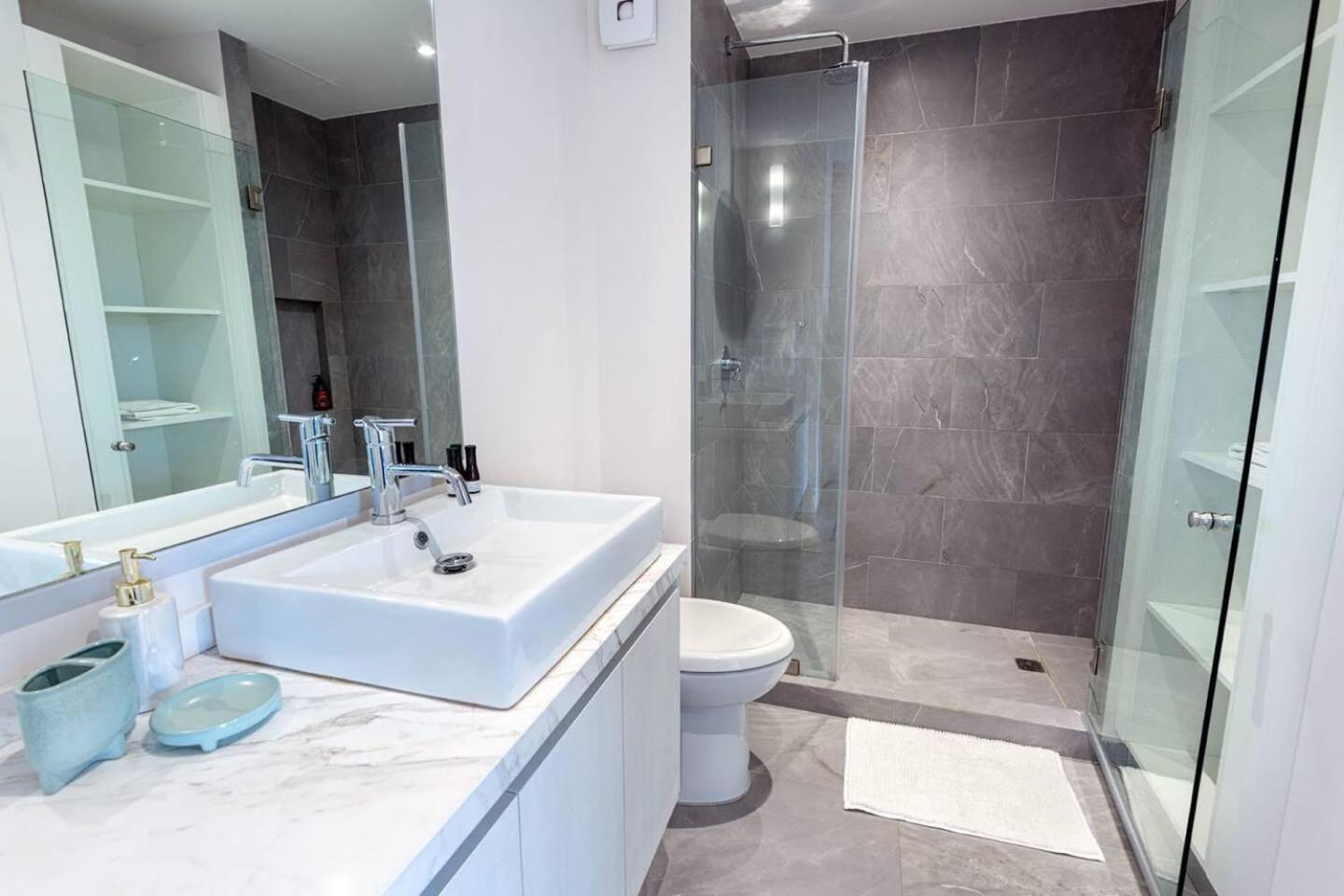 Luxury Condo, Private Room, 150mb Wifi, Ac, Gym * Playa del Carmen