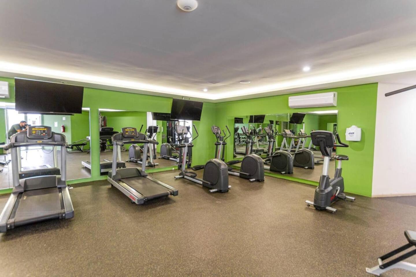 Luxury Condo, 1br 1ba, 200mb, Gym Sauna Cinema Apartment