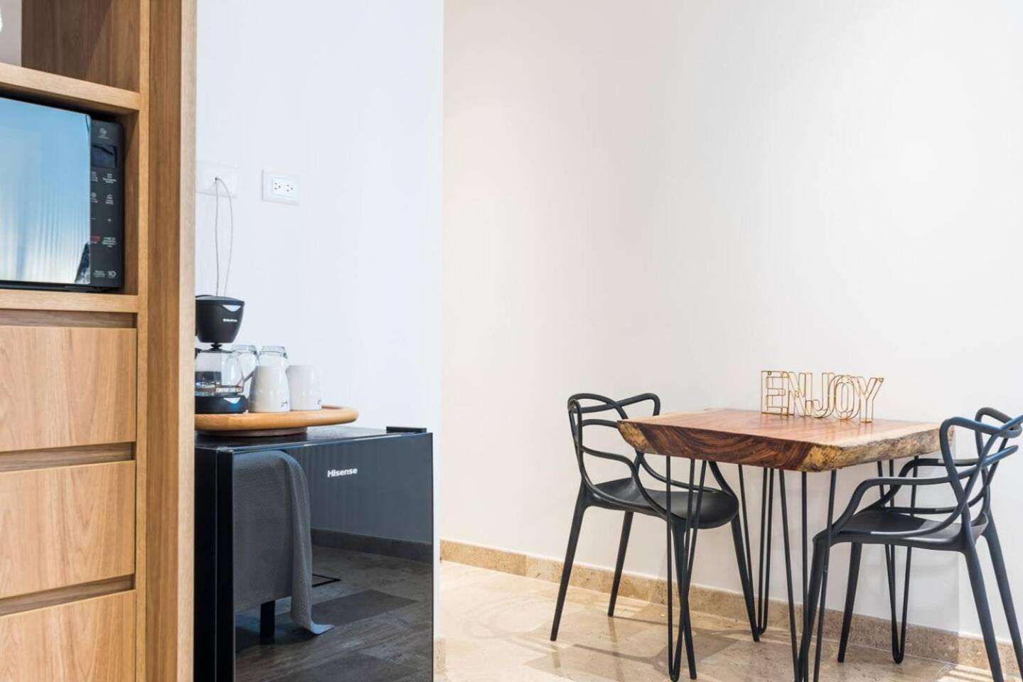 Private In Location, Microwave And Fridge Apartment *