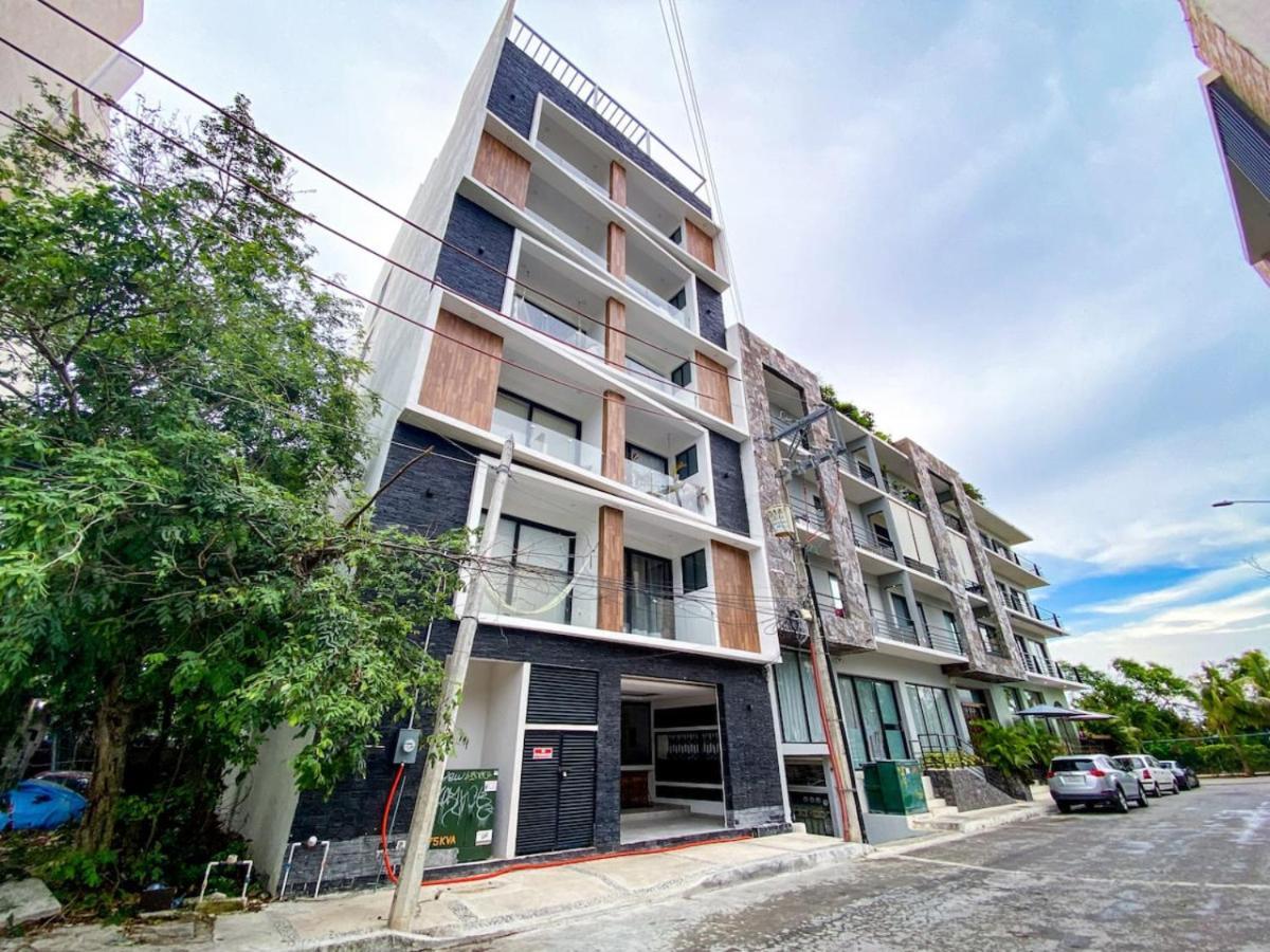 Shiny On 5th Ave With Pool And Gym Steps To Apartamento Playa del Carmen