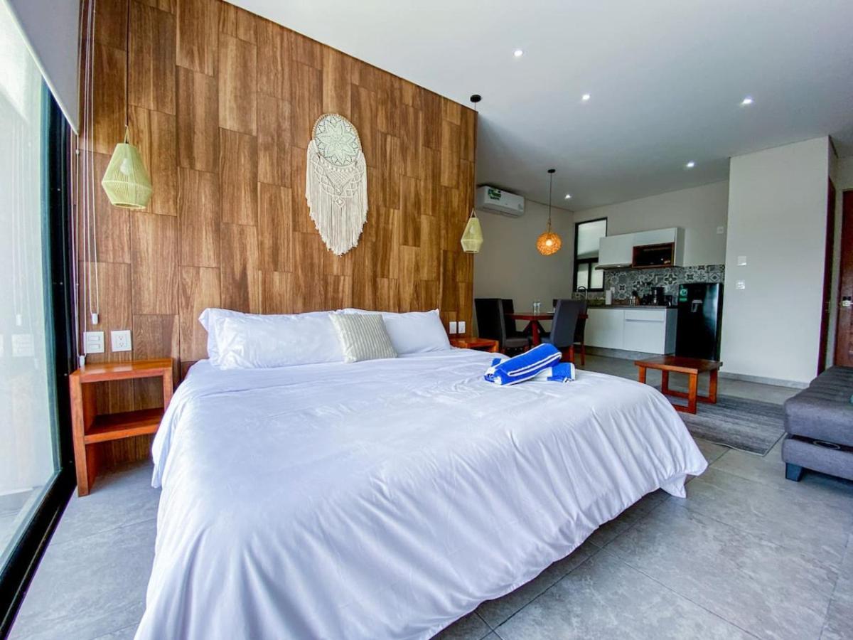 Shiny On 5th Ave With Pool And Gym Steps To * Playa del Carmen