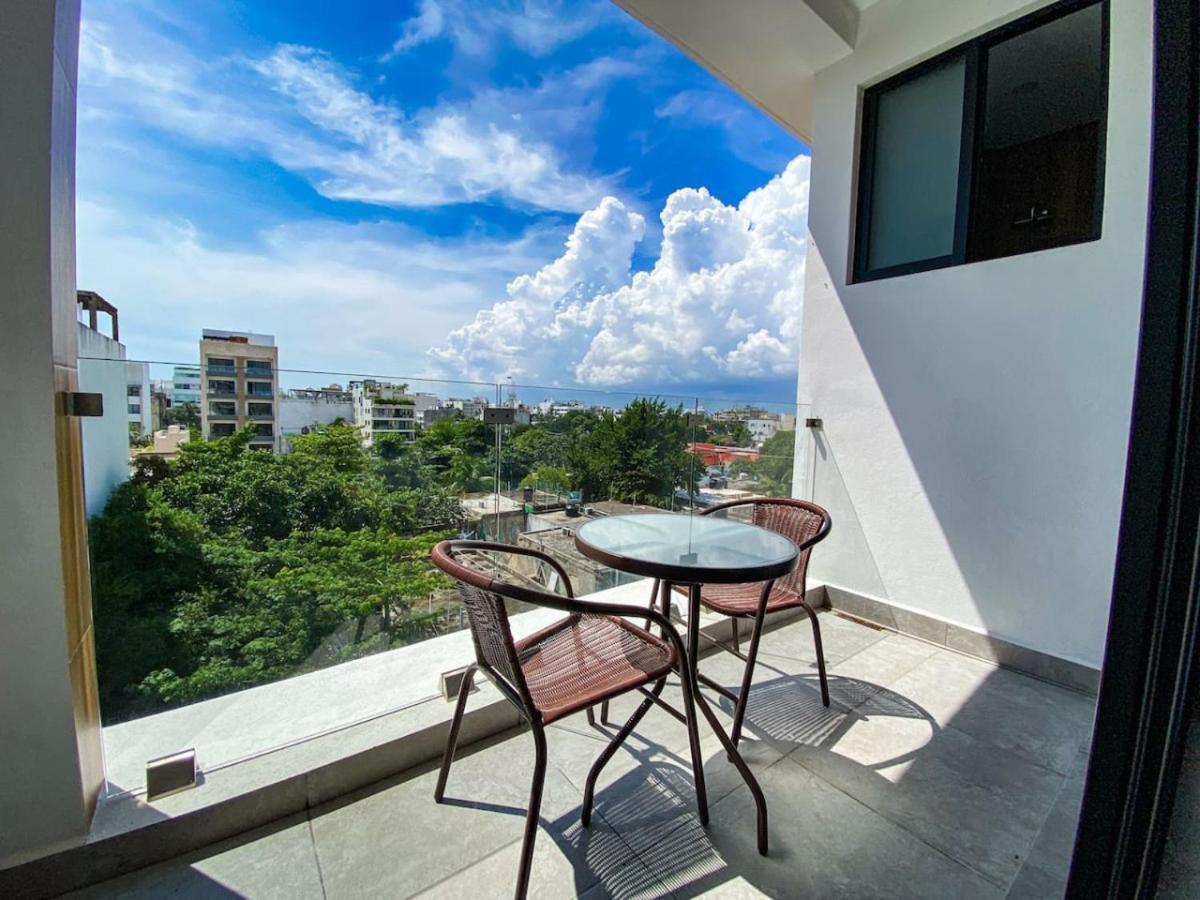 Shiny On 5th Ave With Pool And Gym Steps To Playa del Carmen