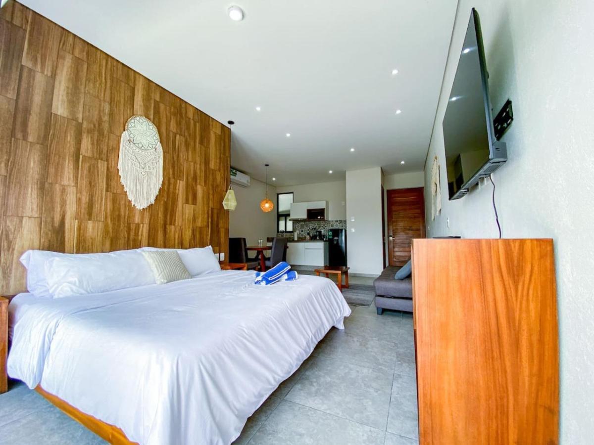 Shiny On 5th Ave With Pool And Gym Steps To Apartamento Playa del Carmen