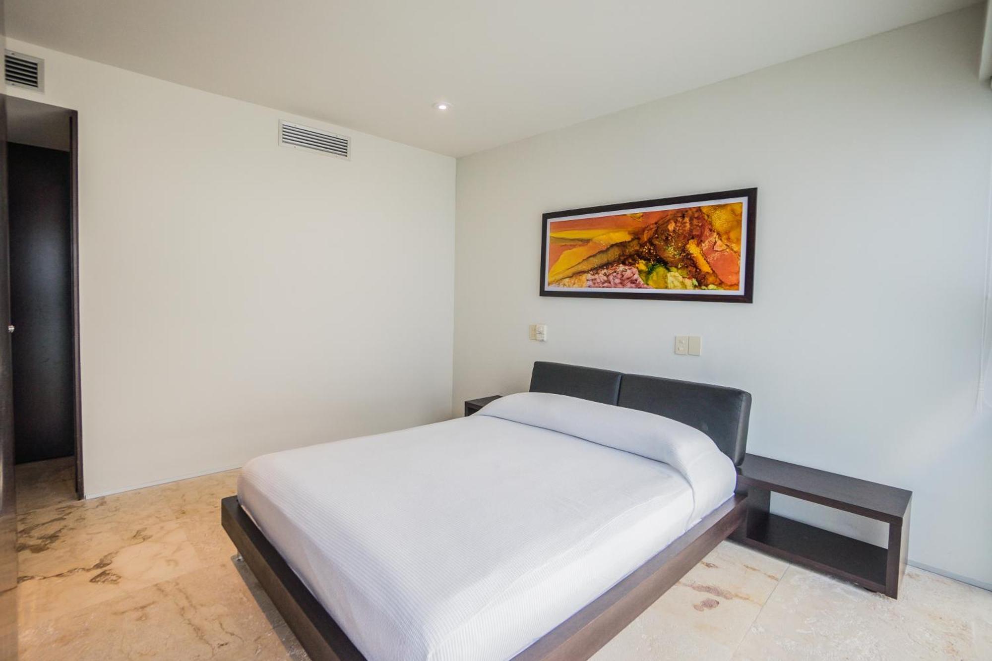 Spacious Magia Steps To The & 5th Ave Apartment