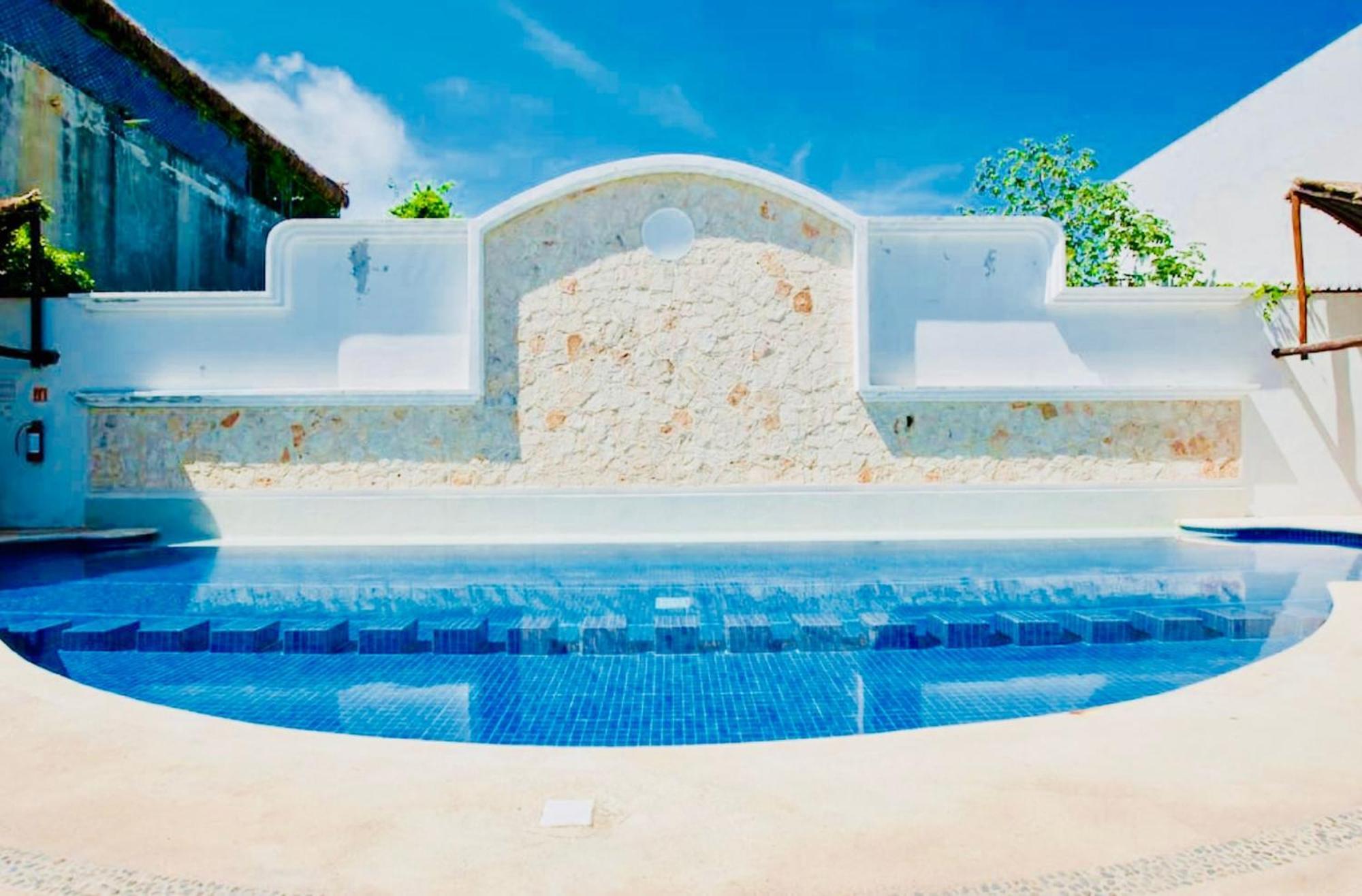 Deluxe Budget Balcony With Swimming Pool Air Conditioning And Parking Guest house