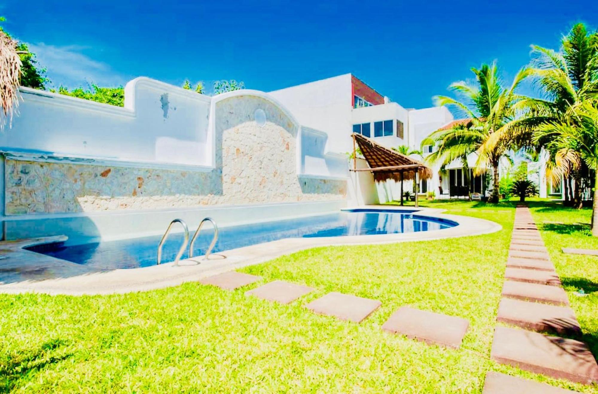 Deluxe Budget Balcony With Swimming Pool Air Conditioning And Parking Playa del Carmen